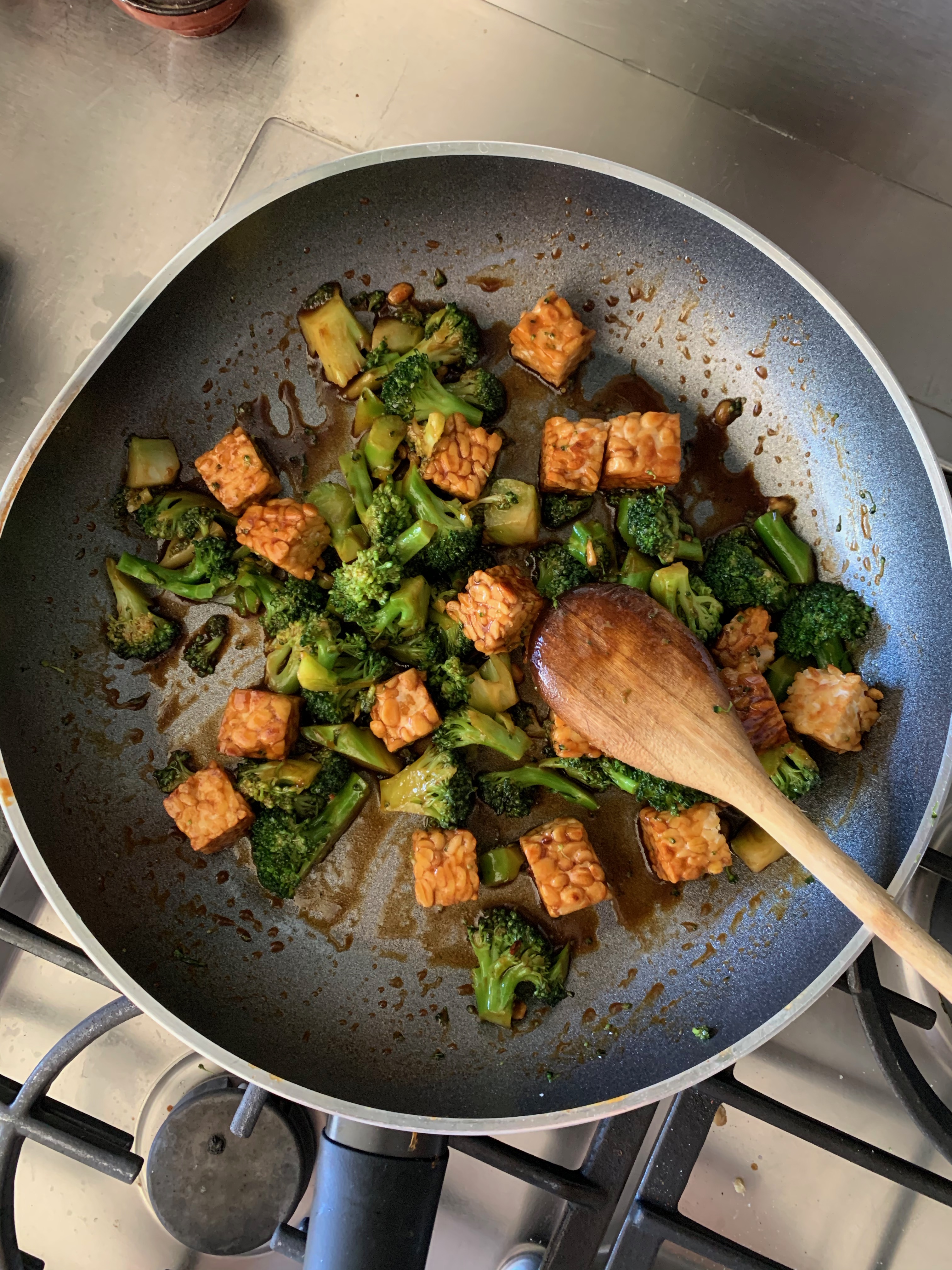 Sticky teriyaki tempeh and broccoli