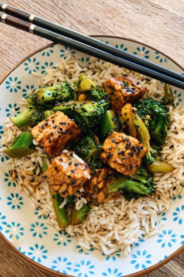 Sticky teriyaki tempeh and broccoli stir fry