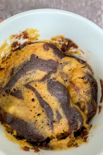 Vegan marble mug cake