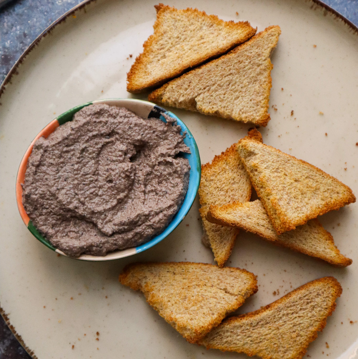 Onion dip with toasted bread