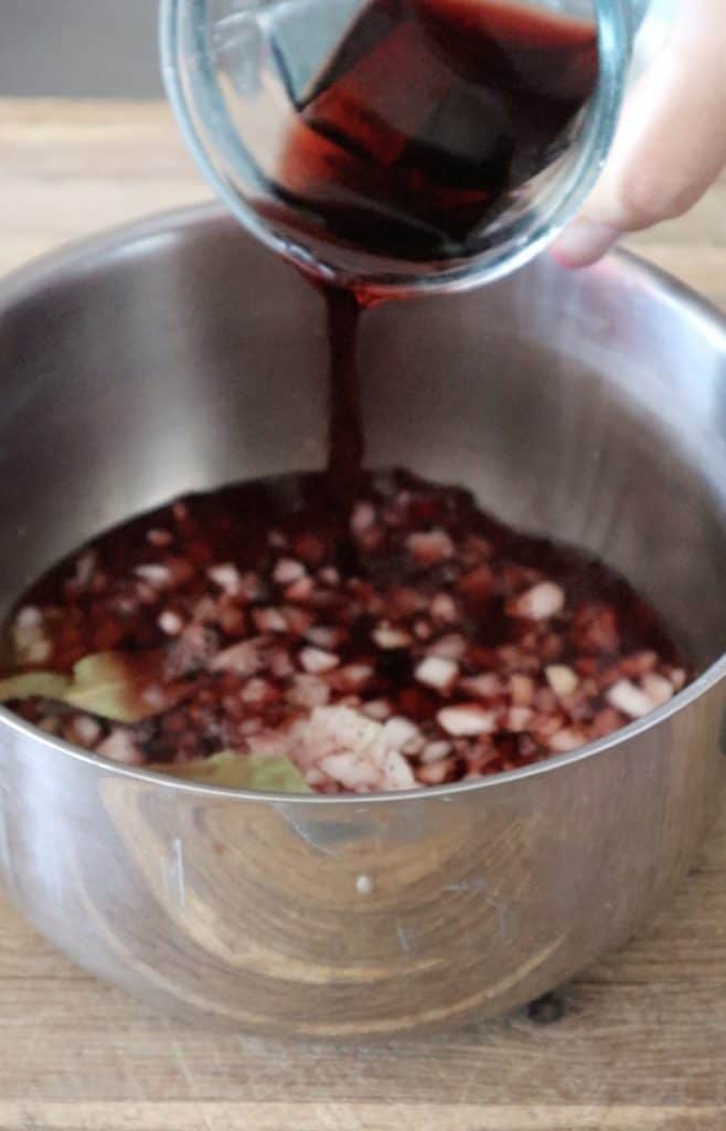 onion and red wine sauce for Vegan Zürcher Geschnetzeltes 