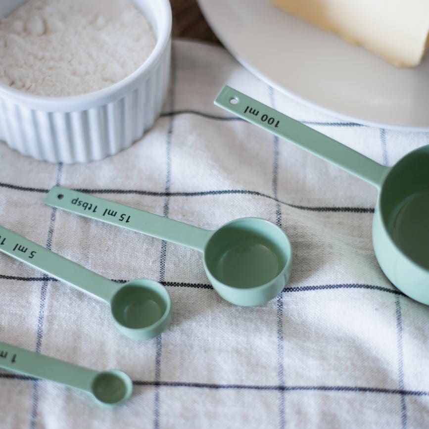 green measuring spoons